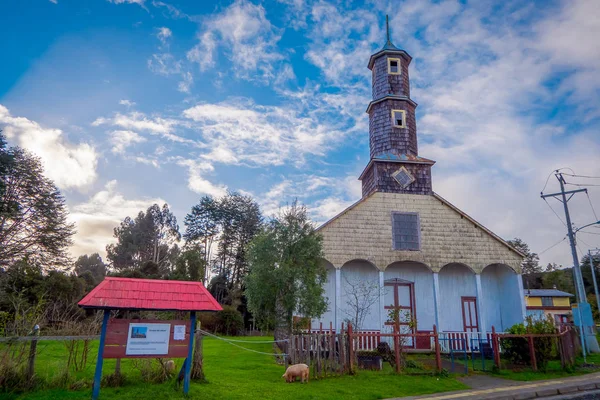 Chiloe 섬에 Chiloe, 칠레-9 월 27, 2018: 화려한 보기의 햇볕에 쬐 인 나무 교회의 우리의 레이디 Patrocinio의 — 스톡 사진