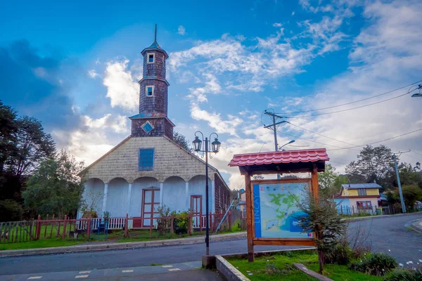 Τσιλόε, Χιλή - Σεπτεμβρίου 27, 2018: Πανέμορφη θέα της ηλιόλουστα ξύλινη εκκλησία της Παναγίας της Patrocinio Νήσο Τσιλόε — Φωτογραφία Αρχείου