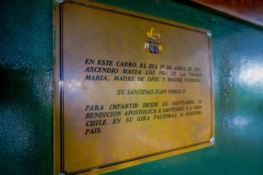 Santiago, Şili - 16 Ekim 2018: Açık görünümünü bilgilendirici açıklama San Cristobal Hill, Santiago, Şili ile metalik yapısı iz