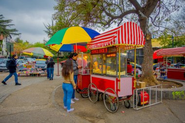 Santiago, Şili - 16 Ekim 2018: Aperatifler sokak gıda Pazar yerinde satın turist açık görünüm enter Cerro San Cristobal Santiago de Chile, Chile bölgesindeki yedim.