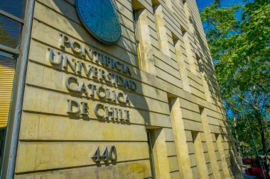 Santiago, Şili - 16 Ekim 2018: Universidad Catolica de Chile - Katolik Üniversitesi Ön girişi
