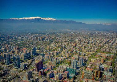 Santiago muhteşem manzarası ile karlı dağda Cerro San Cristobal, Şili'den görüntülendi horizont
