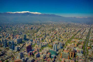 Santiago muhteşem manzarası ile karlı dağda Cerro San Cristobal, Şili'den görüntülendi horizont