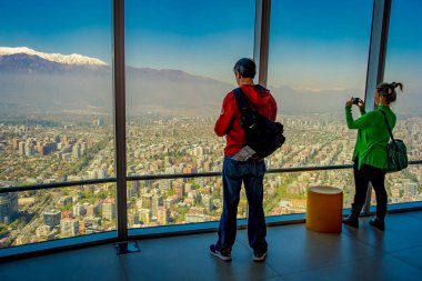 Santiago, Şili - 16 Ekim 2018: Kapalı görünüm Costanera merkezi gökdelen gözlem güverte iç manzaraya zevk çift