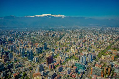 Santiago muhteşem manzarası ile karlı dağda Cerro San Cristobal, Şili'den görüntülendi horizont