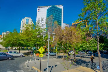 Santiago, Şili - 16 Ekim 2018: Finans Merkezi binalar skyline Santiago de Chile mali Las Condes bölgesinde modern ofis binaları ile