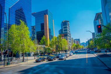 Santiago, Şili - 16 Ekim 2018: Santiago de Chile finans merkezi bina manzarası ile modern ofis binaları Las Condes içinde açık görünümü