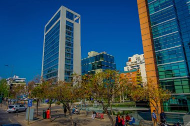 Santiago, Şili - 16 Ekim 2018: mavi gökyüzü ile güzel bir güneşli gün Şili, Santiago şehir içinde bulunan Finans Merkezi binaları