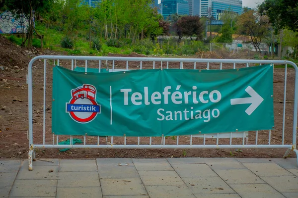 SANTIAGO, CHILE - OUTUBRO 16, 2018: Vista ao ar livre do sinal informativo da gôndola de Santiago de Chile em Las Condes — Fotografia de Stock