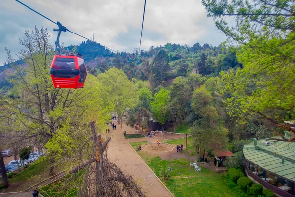 SANTIAGO, CHILE - 16 DE OCTUBRE DE 2018: Teleférico en la colina de San Cristóbal, con vista panorámica de Santiago de Chile — Foto de Stock