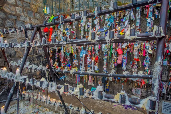 SANTIAGO, CHILE - OCTOBER 16, 2018: Close up of details, pictures and messages in a wall in the city if Santigao — Stock Photo, Image