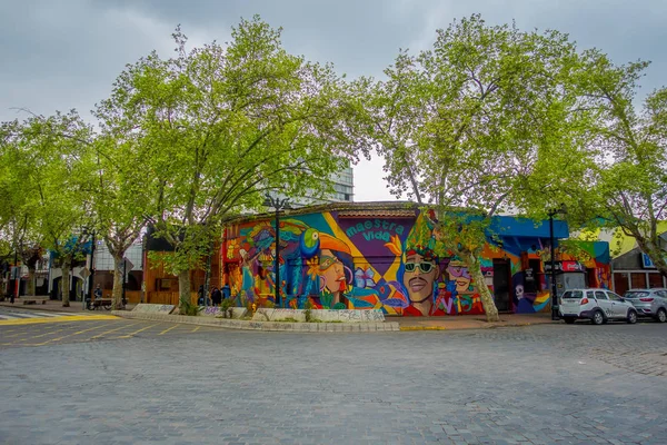 Santiago, Chile - 16 oktober 2018: Utomhus vy av färgglada byggnader i centrum o staden Santiago, nära Cerro San Cristobal i Santiago de Chile, Chile — Stockfoto