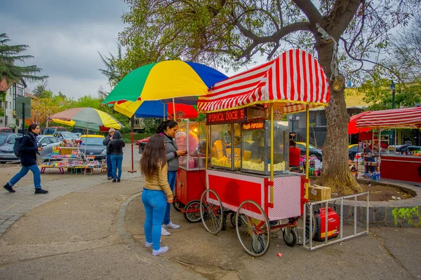 SANTIAGO, CHILE - 16 DE OCTUBRE DE 2018: Vista al aire libre de turistas que compraban bocadillos en el mercado callejero de alimentos comieron el ingreso del Cerro San Cristóbal en Santiago de Chile, Chile —  Fotos de Stock