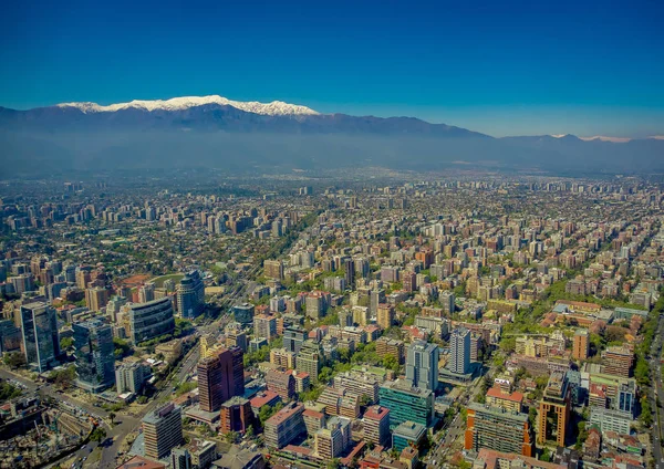 Wspaniały widok na Santiago z ośnieżonych górskich w horizont, obejrzeli z Cerro San Cristobal, Chile — Zdjęcie stockowe