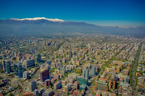 Fantastisk utsikt över Santiago med en snöig berg i horizont sedd från Cerro San Cristobal, Chile — Stockfoto