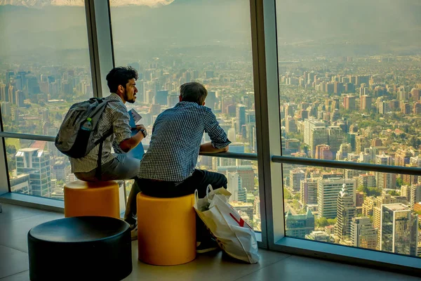 SANTIAGO, CHILI - 16 OCTOBRE 2018 : Vue intérieure de deux amis profitant de la vue au Costanera Center Skyscraper Observation Deck Interior — Photo