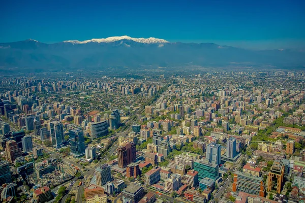 Nádherný pohled na Santiago s zasněžené hory v horizont pohledu z Cerro San Cristobal, Chile — Stock fotografie