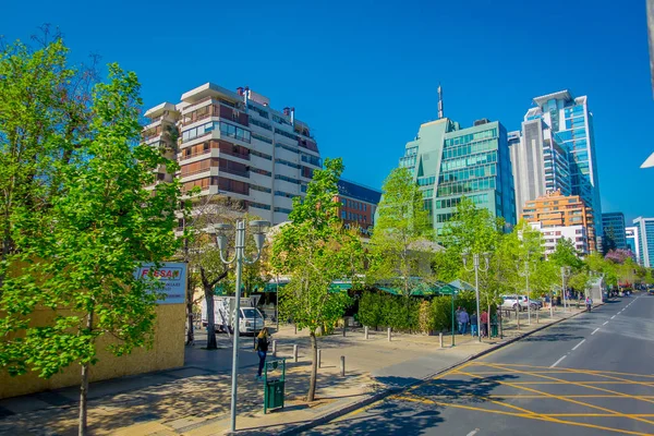 SANTIAGO, CHILI - 16 OCTOBRE 2018 : Bâtiments du centre financier de Santiago du Chili avec des immeubles de bureaux modernes dans le quartier financier de Las Condes — Photo