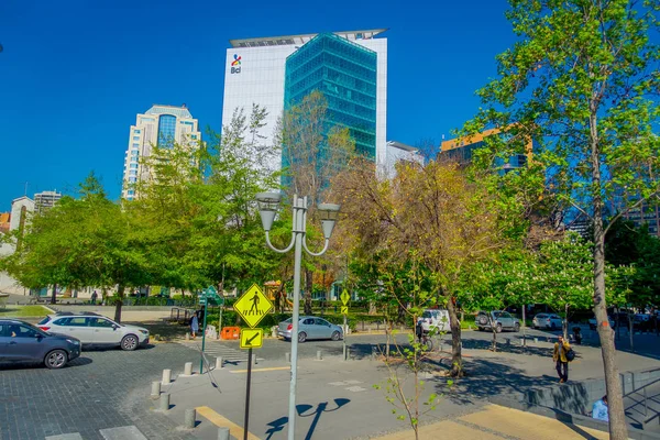 SANTIAGO, CHILE - OUTUBRO 16, 2018: Edifícios do centro financeiro skyline de Santiago do Chile com modernos edifícios de escritórios no distrito financeiro de Las Condes — Fotografia de Stock