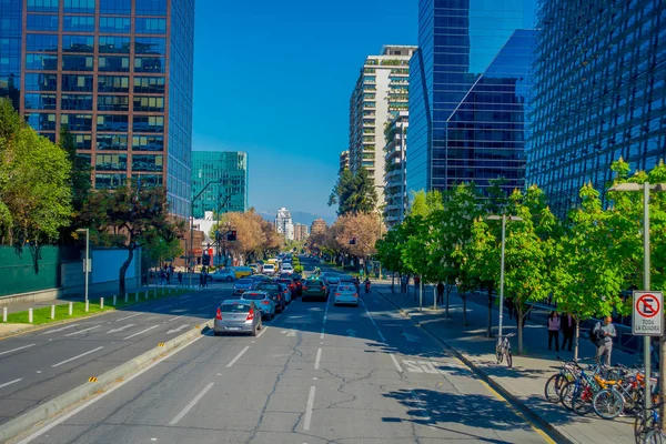 Santiago, Chile - 16. října 2018: Venkovní výhled na finančním centru budovy ze Santiaga de Chile s moderními kancelářskými budovami v Las Condes — Stock fotografie