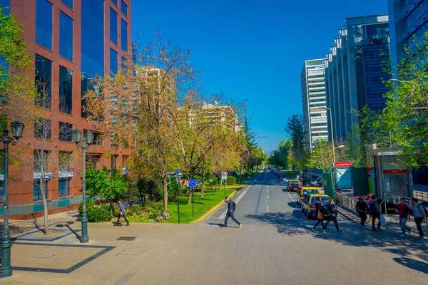 SANTIAGO, CHILI - 16 OCTOBRE 2018 : Des personnes non identifiées marchant dans les rues du magnifique quartier des bâtiments du centre financier de Las Condes avec quelques plantes sur le trottoir — Photo
