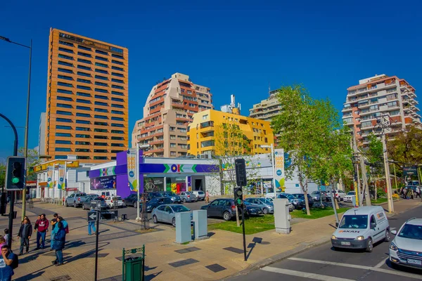 SANTIAGO, CHILE - 16 DE OCTUBRE DE 2018: Vista al aire libre de autos en el tráfico con un hermoso edificio del centro financiero en las Condes, Santiago de Chile — Foto de Stock