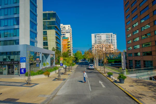 SANTIAGO, CHILE - 16 DE OCTUBRE DE 2018: Edificios del centro financiero ubicados en la ciudad de Santiago de Chile, en un magnífico día soleado con cielo azul —  Fotos de Stock