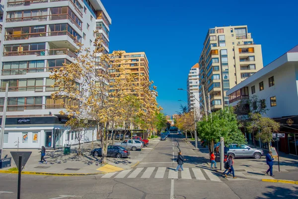 SANTIAGO, CHILE - 16 DE OCTUBRE DE 2018: Edificios del centro financiero ubicados en la ciudad de Santiago de Chile, en un magnífico día soleado con cielo azul —  Fotos de Stock