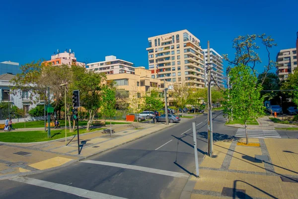 SANTIAGO, CHILE - OUTUBRO 16, 2018: Vista ao ar livre do distrito financeiro conhecido como Nueva Las Condes na Rua Rosario Norte, Las Condes, Santiago do Chile — Fotografia de Stock