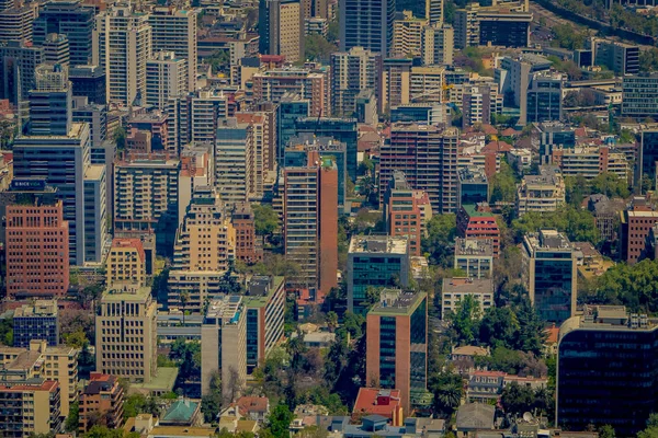 Hermosa vista al aire libre del paisaje de la ciudad de Santiago desde el Centro Costanera en Santiago de Chile — Foto de Stock