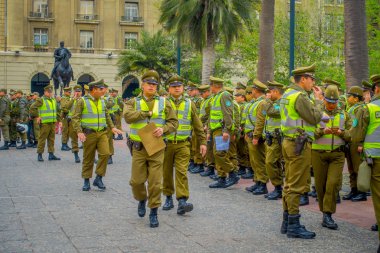 Santiago, Şili - 13 Eylül 2018: Açık kalabalık kalabalık segurity Santiago için kontrol etmek hazır doğrultusunda carabineros olarak adlandırılan polis görünümünü