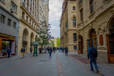 Santiago, Şili - 14 Eylül 2018: Armas Meydanı Santiago, Şili ' bulunan Plaza de las yürüyüş Tanımlanamayan kişi