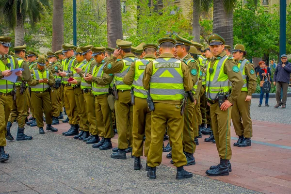 경찰의 carabineros 산티아고 segurity에 대 한 군중을 확인할 준비가 라인으로 불리는 군중의 산티아고, 칠레-2018 년 9 월 13 일: 야외 보기 — 스톡 사진