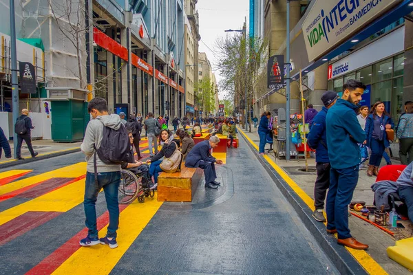 Santiago, Chile - 14 września 2018: Tłum ludzi chodzących w turystyczne ulica w centrum Santiago, Plaza de Las Armas placu w Santiago, Chile — Zdjęcie stockowe