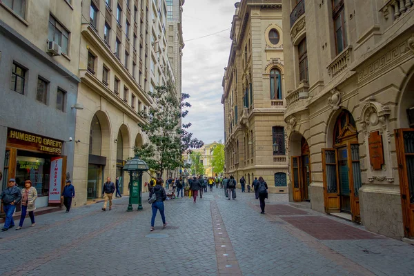 Santiago, Chile - 14 September 2018: Skara människor vandrar i den turistiska gatan i centrala Santiago på Plaza de las Armas torget i Santiago, Chile — Stockfoto