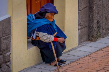 Cotacachi, Ekvator, 06 Kasım 2018: Kenarlığı ile Cotacachi bir evde oturan yaşlı yerli kadının açık görünüm