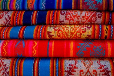 Ekvador, Otavalo 'daki el sanatları pazarında tipik And dekanı kumaşları satılıyor..