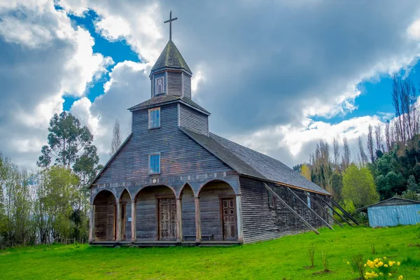 Quinchao 교회, 푸른 하늘 배경으로 아름 다운 화창한 날에 칠레 남쪽 Chiloe 섬에 위치한 세계 유산 나무 교회 중의 Chiloe, 칠레-9 월 27, 2018: 외관 보기 — 스톡 사진