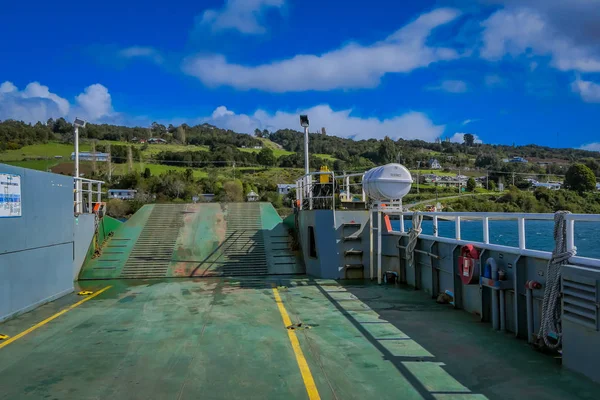 Chiloe, Chili - September, 27, 2018: Prachtig uitzicht van de binnenkant van de veerboot aan boord in prachtig mooie dag in Lemuy eiland van Chiloe — Stockfoto