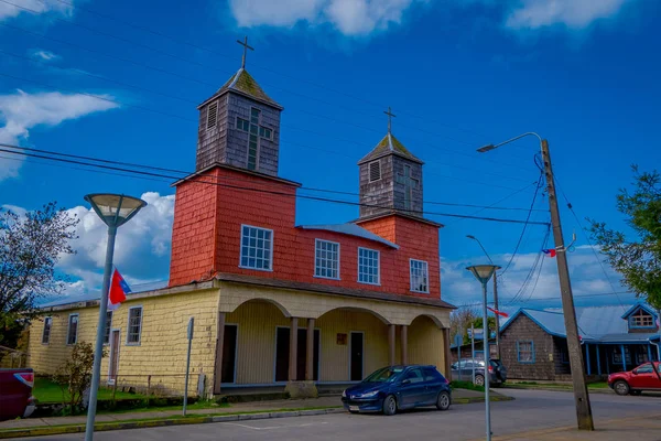 Chiloe, 칠레-9 월 27, 2018: Lemuy 섬에 있는 교회의 외관의 야외 보기 카일 열도의 교회 중 하나입니다. — 스톡 사진