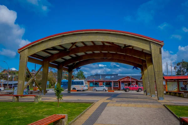 CHILOE, CILE - 27 SETTEMBRE 2018: Vista esterna di un'enorme struttura in legno situata in un parco situato nell'isola Lemuy con splendido cielo blu — Foto Stock
