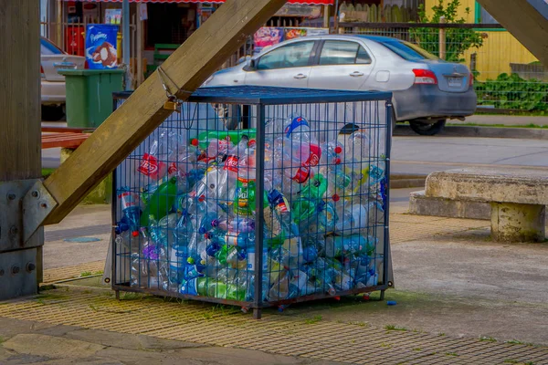 CHILOE, CHILE - 27 DE SEPTIEMBRE DE 2018: Vista exterior de la caja metálica con algunas botellas de plástico en el interior, concepto de reciclaje, ciudad ecológica ubicada en la isla Lemuy — Foto de Stock