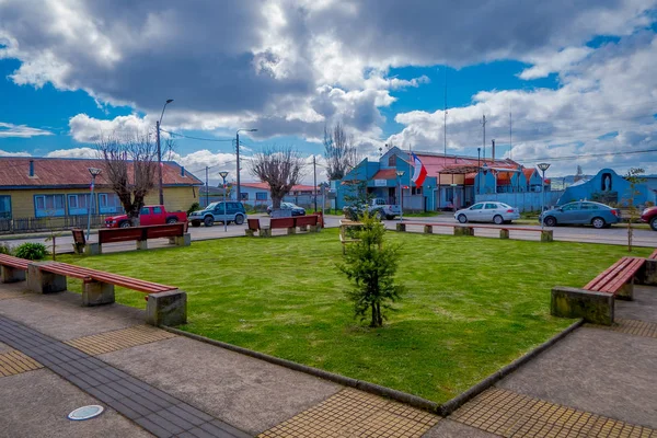 CHILOE, CHILI - 27 SEPTEMBRE 2018 : Vue extérieure des voitures garées devant un parc situé dans la ville de l'île Lemuy avec un ciel bleu magnifique — Photo