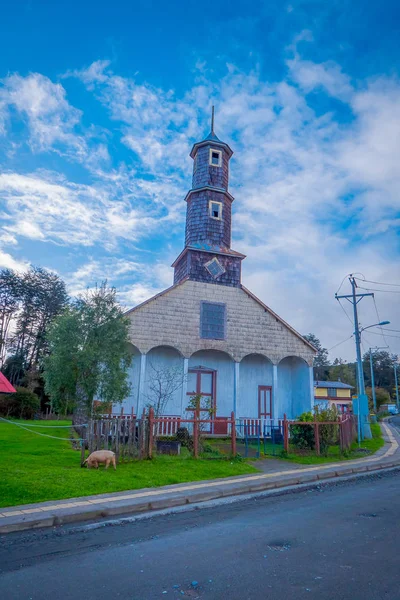 CHILOE, CHILE - 27 DE SEPTIEMBRE DE 2018: Hermosa vista de la iglesia de madera iluminada por el sol de Nuestra Señora de Patrocinio en la isla de Chiloé — Foto de Stock