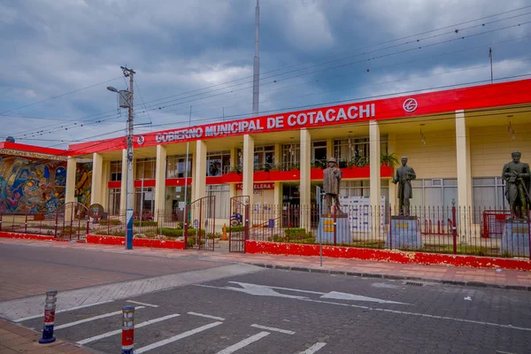 COTACACACHI, ECUADOR, NOVEMBER 06, 2018: Outdoor view of municipal red building, located in the city of Cotacachi — стоковое фото