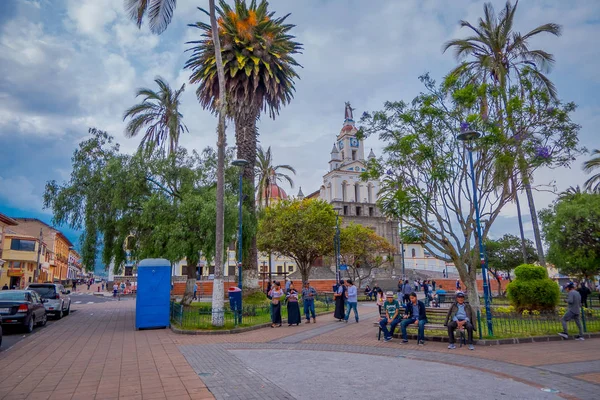 OTAVALO, ECUADOR, 06 DE NOVIEMBRE DE 2018: Personas no identificadas caminando frente a la Iglesia Matriz en Calderón Park, Cotacachi — Foto de Stock