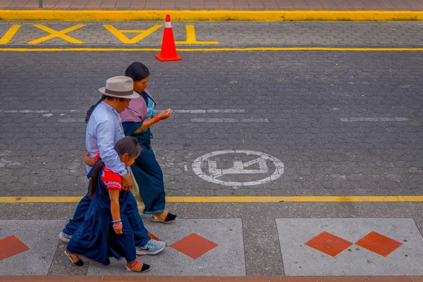 COTACACHI, ECUADOR, NOVEMBER 06, 2018: Unidentified people walking in the sidewak, of the city of Cotacachi — Φωτογραφία Αρχείου