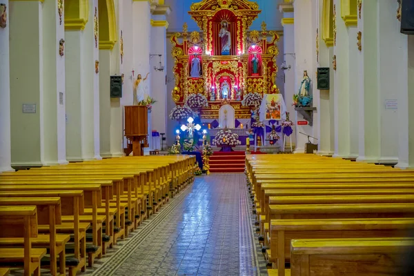 COTACACHI, ECUADOR, NOVEMBRO 06, 2018: Vista interior da igreja colonial no Parque Matriz, em Cotacachi — Fotografia de Stock