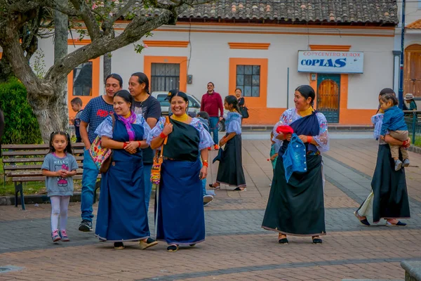 COTACACHI, ECUADOR, NOVEMBER 06, 2018: Unidentified people walking in the sidewak, of the city of Cotacachi — Φωτογραφία Αρχείου