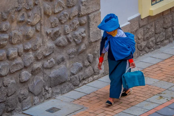 COTACACHI, ECUADOR, NOVEMBRO 06, 2018: Mulher não identificada vestindo roupas indígenas e lenço azul e segurando uma bolsa azul na mão andando nas ruas de Cotacachi — Fotografia de Stock